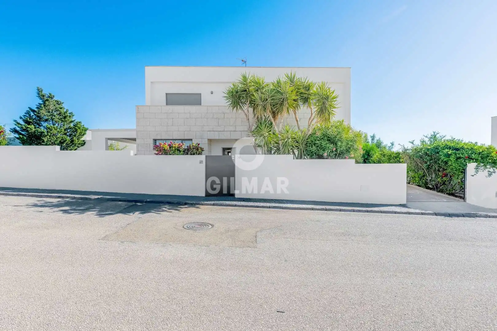 Vista exterior de Casa o xalet en venda en Conil de la Frontera amb Jardí privat, Piscina i Moblat