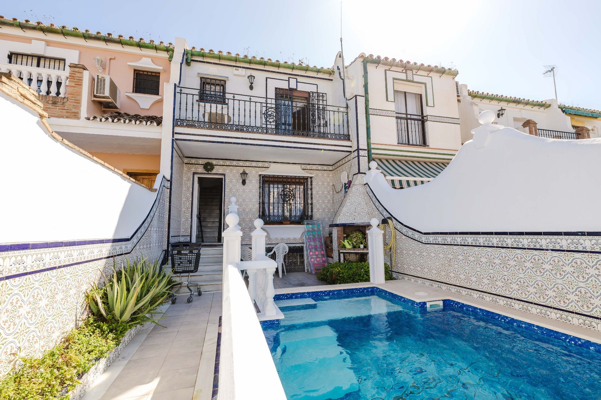 Vista exterior de Casa adosada en venta en Rincón de la Victoria con Trastero y Piscina