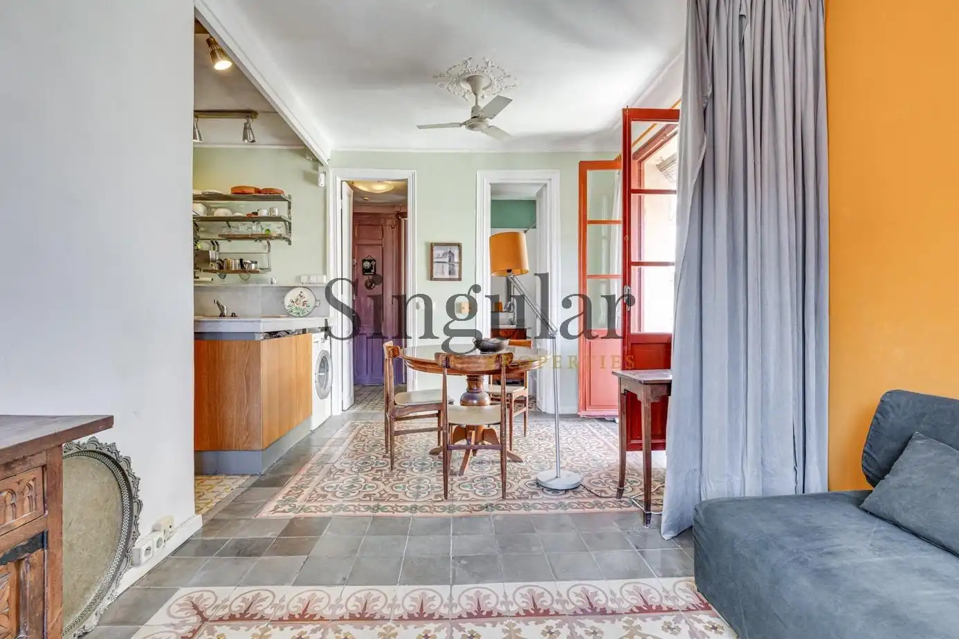 Comedor de Piso en venta en Barcelona con Balcón