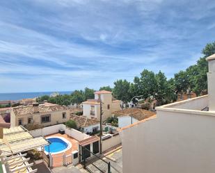 Vista exterior de Casa adosada en venda en Benalmádena amb Aire condicionat, Terrassa i Piscina