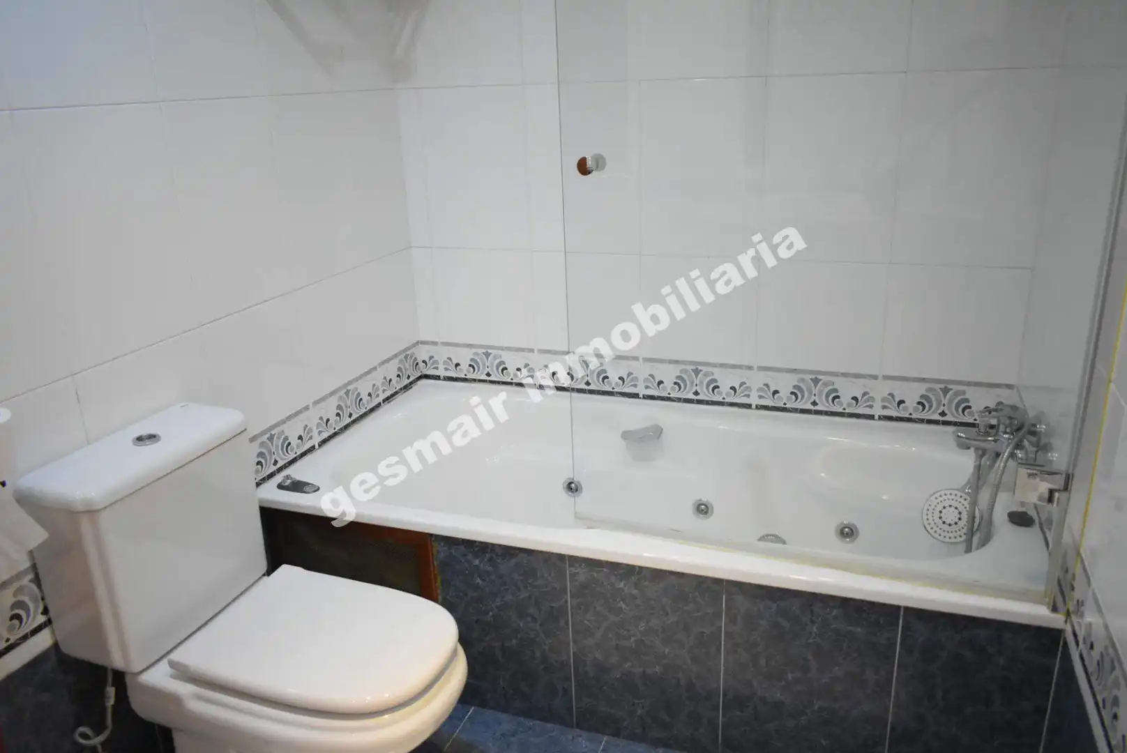 Baño de Piso de alquiler en Pontevedra Capital  con Calefacción, Parquet y Trastero