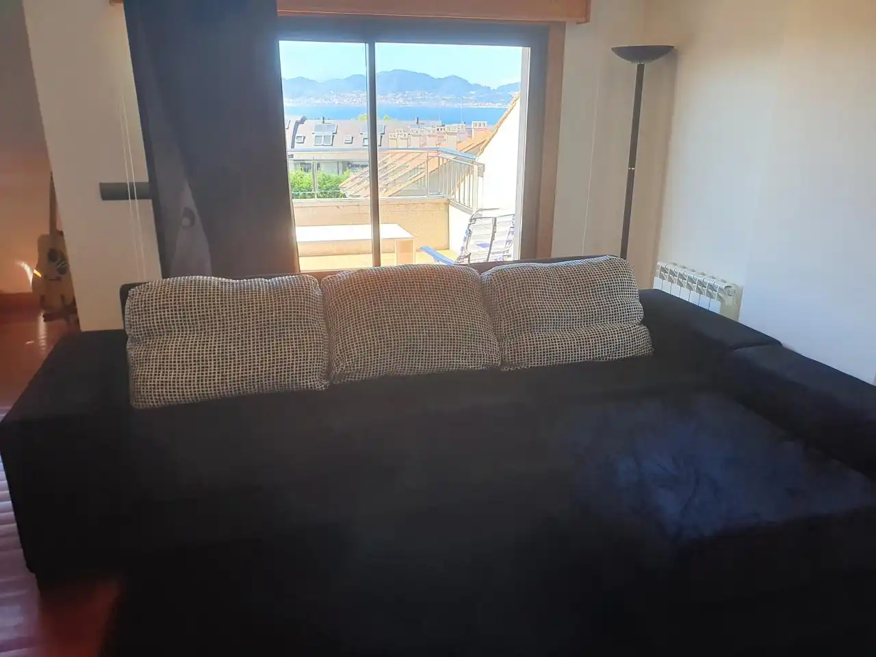Sala d'estar de Casa adosada en venda en Vigo  amb Calefacció, Jardí privat i Moblat