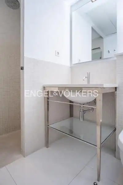 Badezimmer von Wohnung zur Miete in Madrid mit Klimaanlage, Heizung und Terrasse
