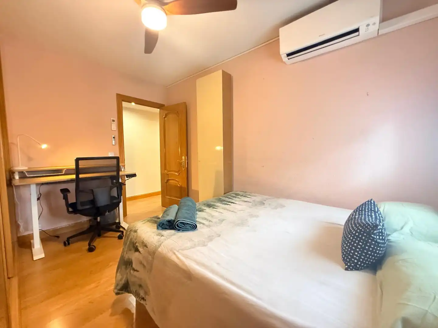 Bedroom of Flat for share in Madrid  with Air Conditioner, Heating and Furnished