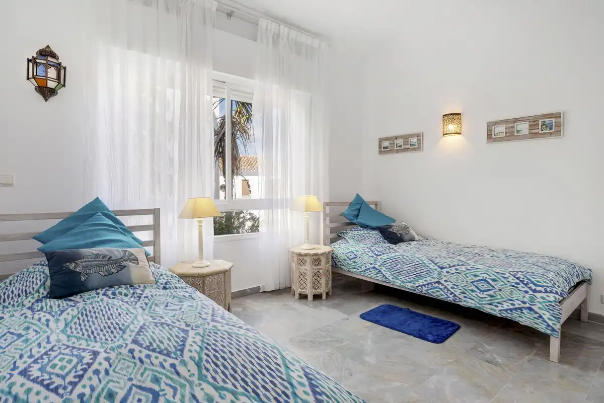 Dormitori de Casa adosada en venda en Marbella amb Aire condicionat, Jardí privat i Terrassa