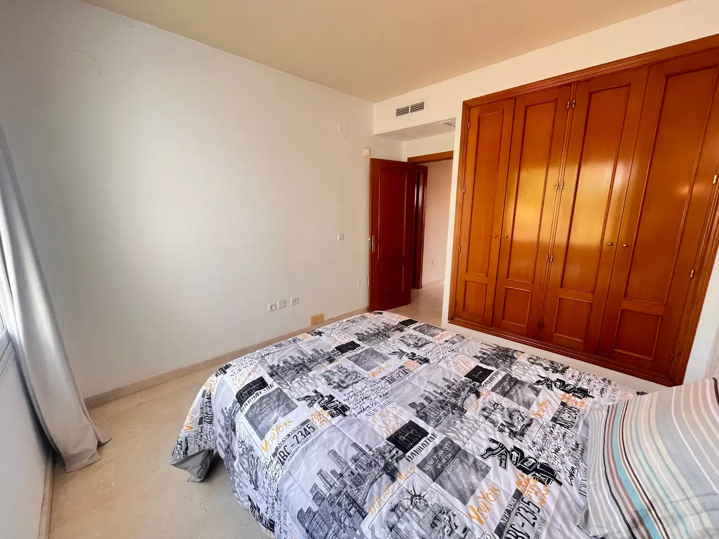 Dormitori de Casa adosada en venda en Marbella amb Jardí privat, Terrassa i Moblat