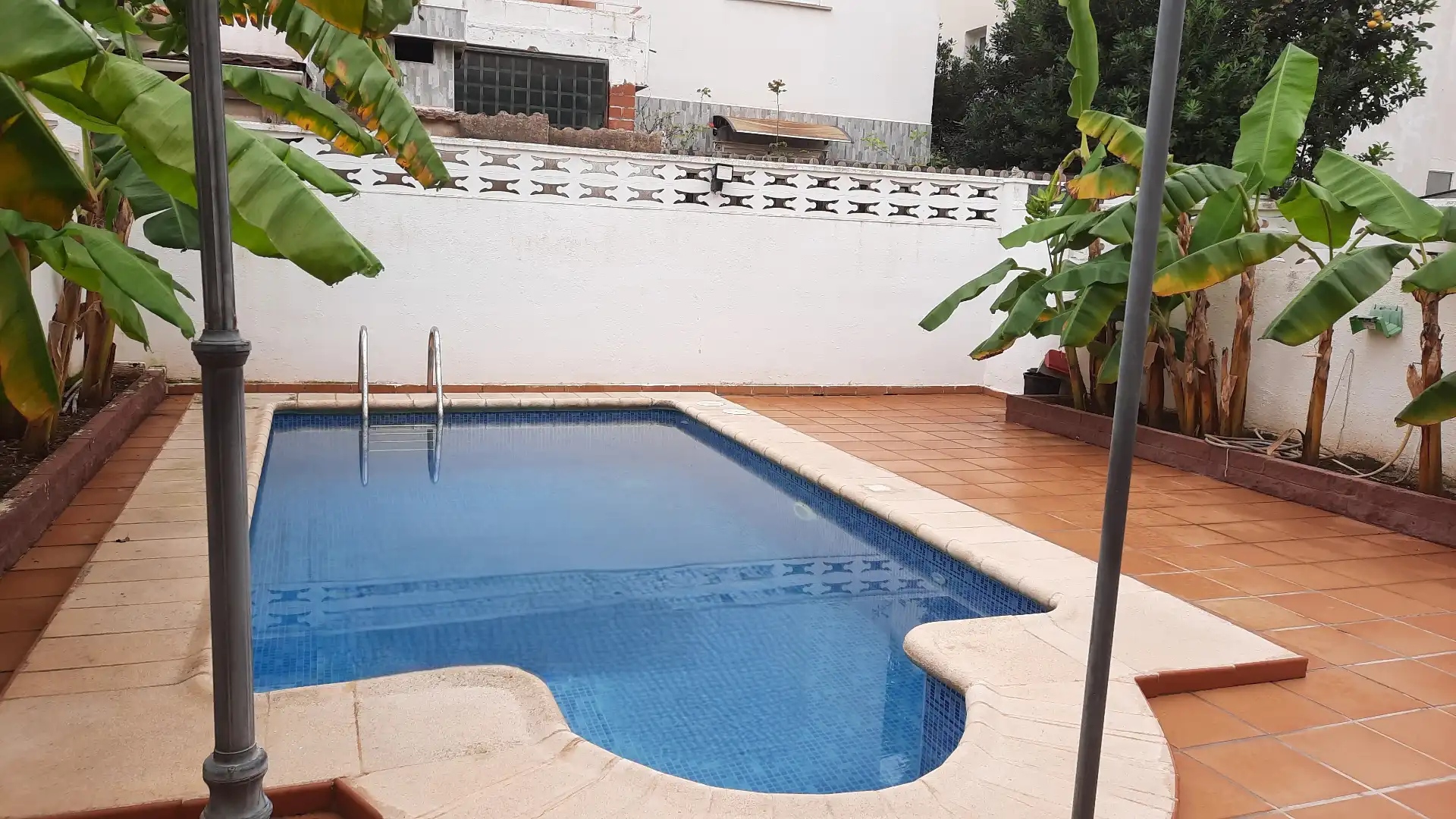 Schwimmbecken von Einfamilien-Reihenhaus zum Verkauf in Vinaròs mit Klimaanlage, Heizung und Privatgarten