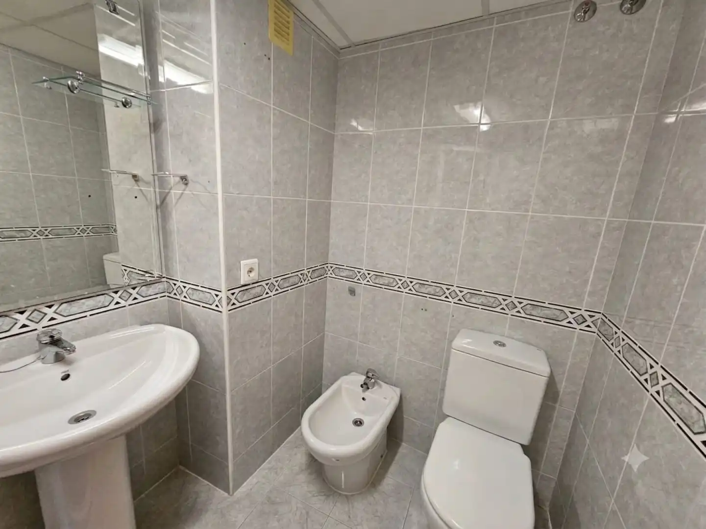 Bathroom of Flat for rent in Valencia  with Air Conditioner and Heating