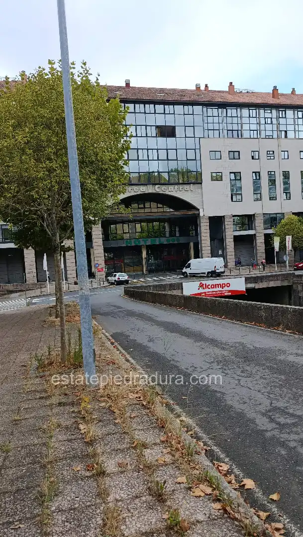 Außenansicht von Wohnung zum Verkauf in Santiago de Compostela  mit Terrasse, Abstellraum und Möbliert