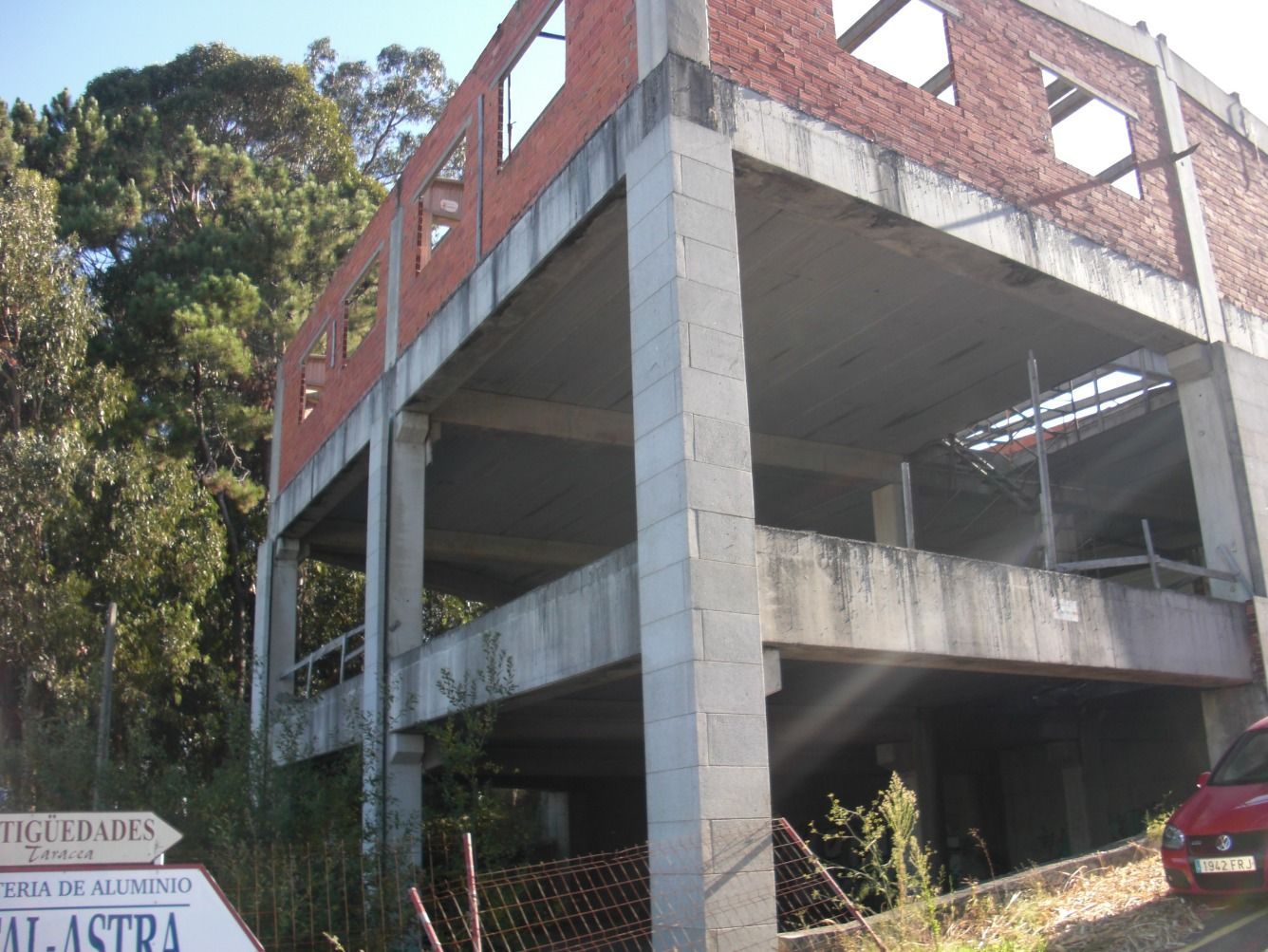 Vista exterior de Nau industrial en venda en Vigo 