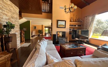 Sala d'estar de Casa o xalet en venda en San Lorenzo de El Escorial amb Aire condicionat, Terrassa i Piscina
