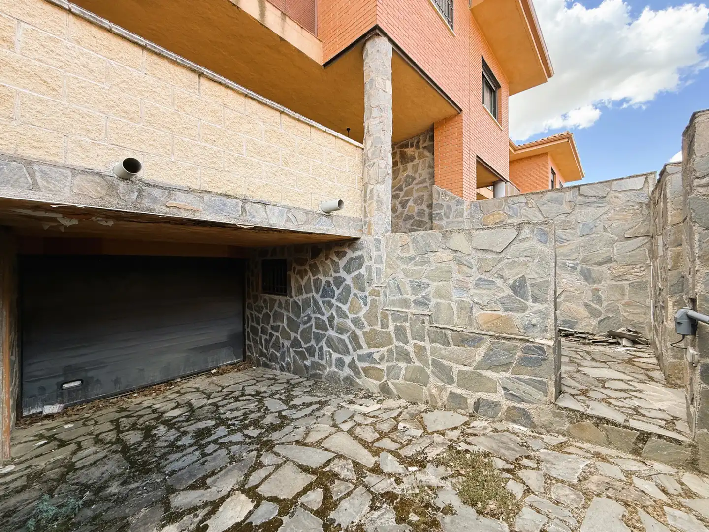 Exterior view of Detached homes for sale in Seseña  with Air Conditioner, Heating and Private garden