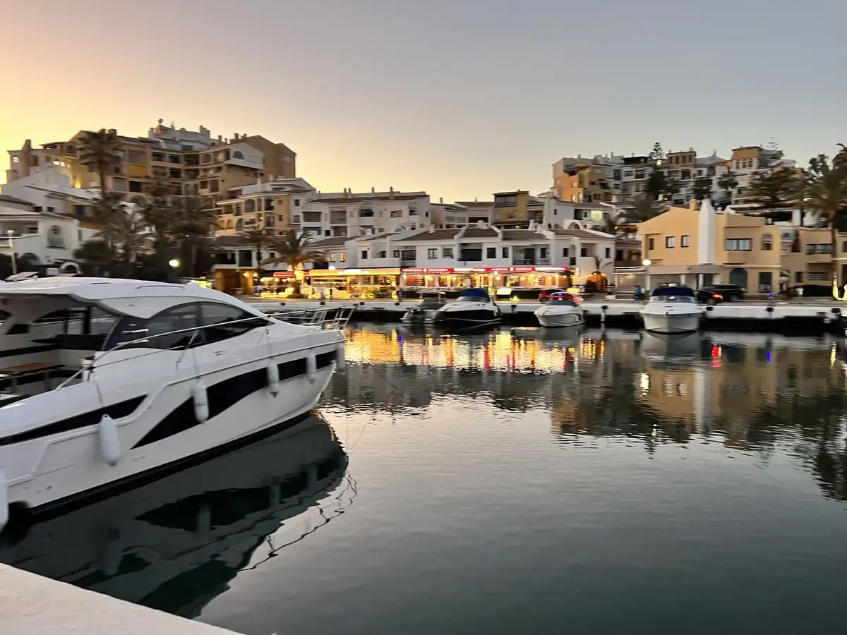 Wohnungen zum Verkauf in Marbella mit Klimaanlage, Terrasse und Alarm
