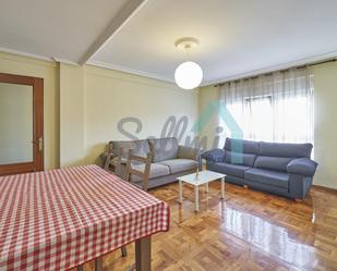 Sala d'estar de Pis de lloguer en Oviedo  amb Calefacció, Parquet i Moblat