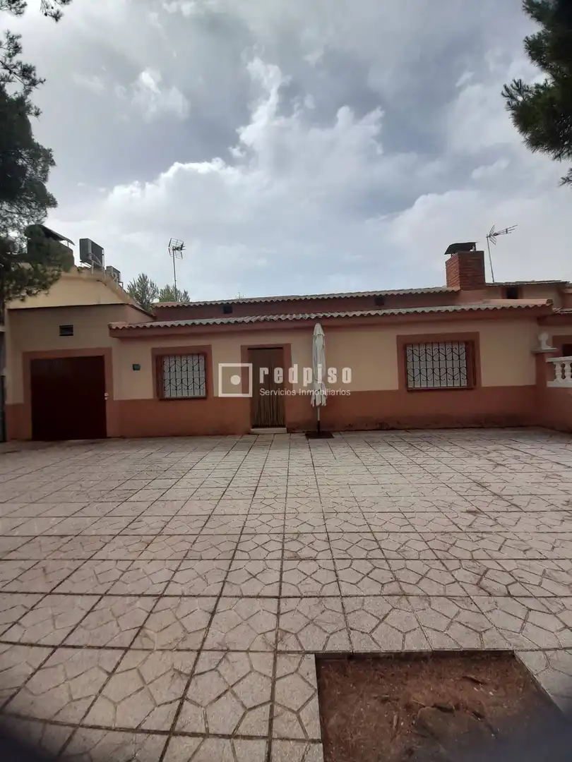 Vista exterior de Casa o xalet en venda en Valdaracete amb Calefacció, Jardí privat i Terrassa