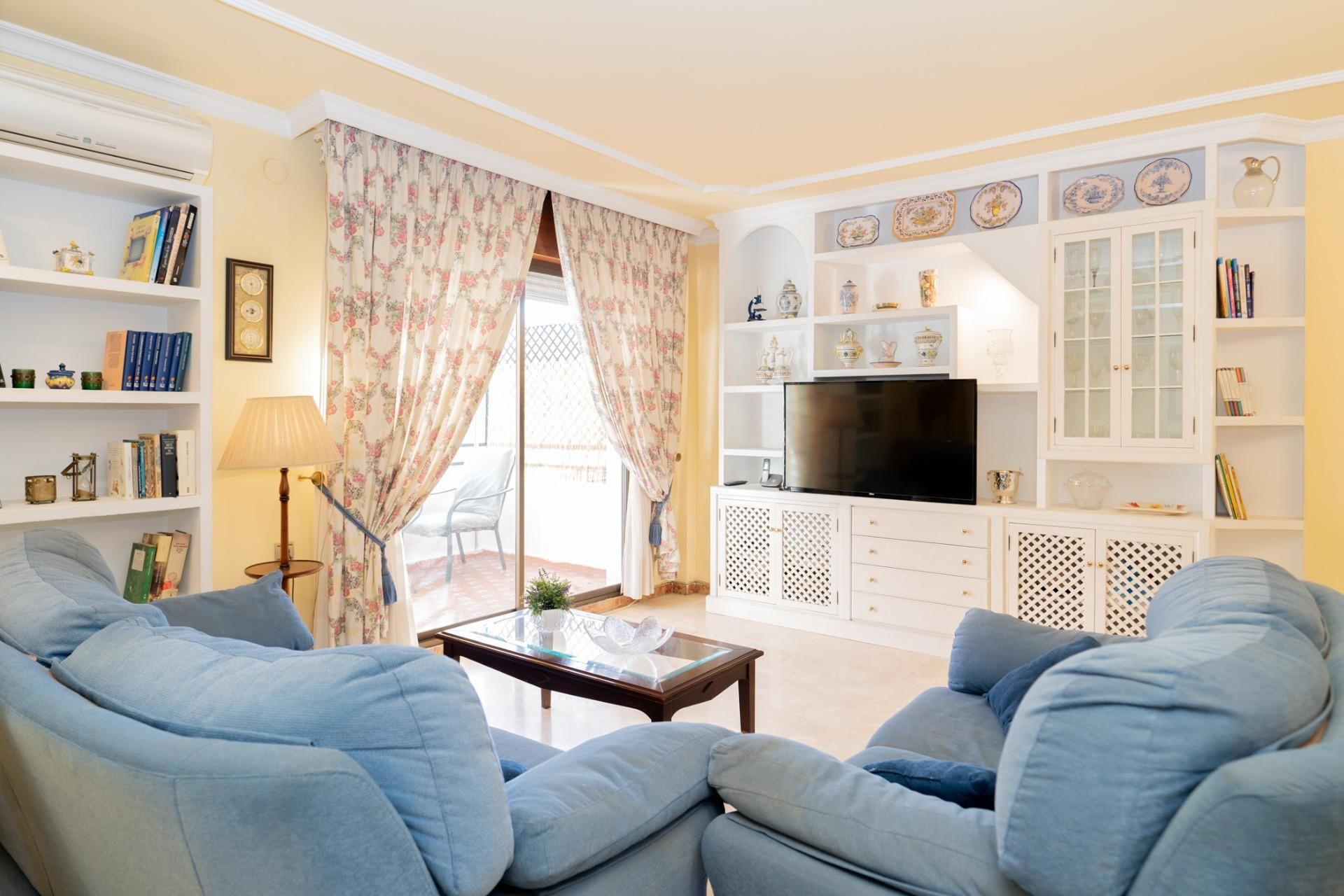 Sala d'estar de Casa o xalet en venda en Motril amb Aire condicionat, Terrassa i Traster