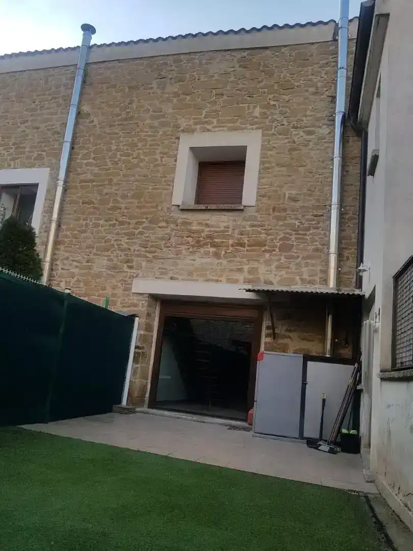 Vista exterior de Dúplex en venda en Garínoain amb Parquet, Traster i Forn