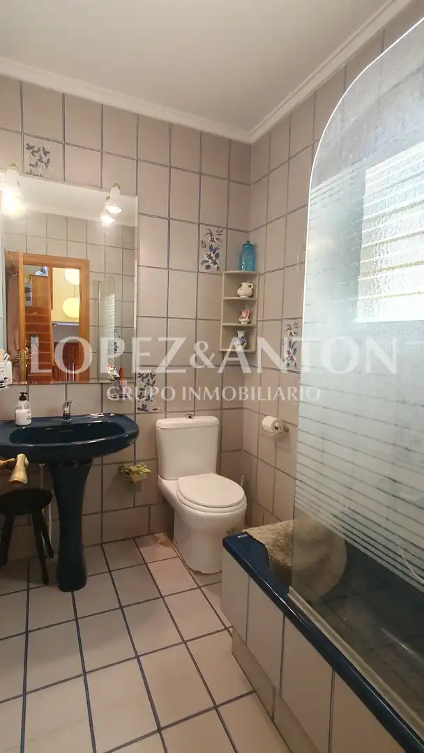 Bathroom of Houses for sale in L'Eliana  with Air Conditioner, Private garden and Terrace