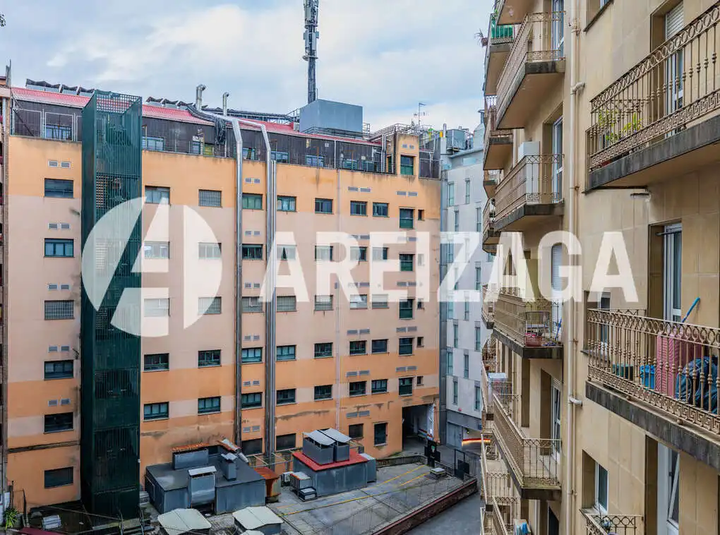 Vista exterior de Pis en venda en Donostia - San Sebastián  amb Calefacció i Balcó