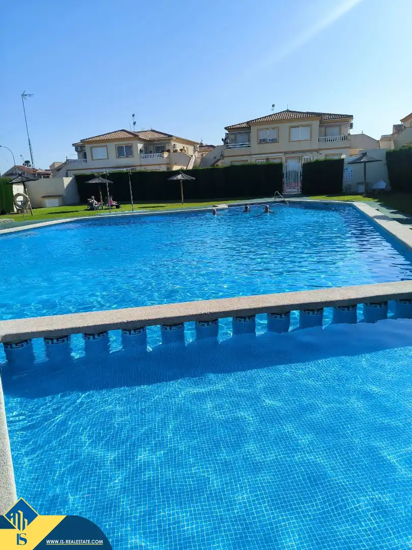 Bungalow amb piscina en venda a Orihuela Costa