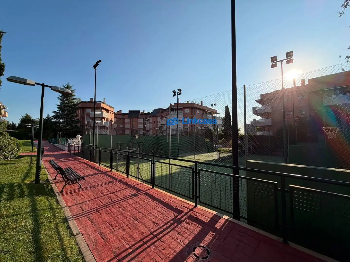 Vista exterior de Pis en venda en Pozuelo de Alarcón amb Aire condicionat, Calefacció i Jardí privat