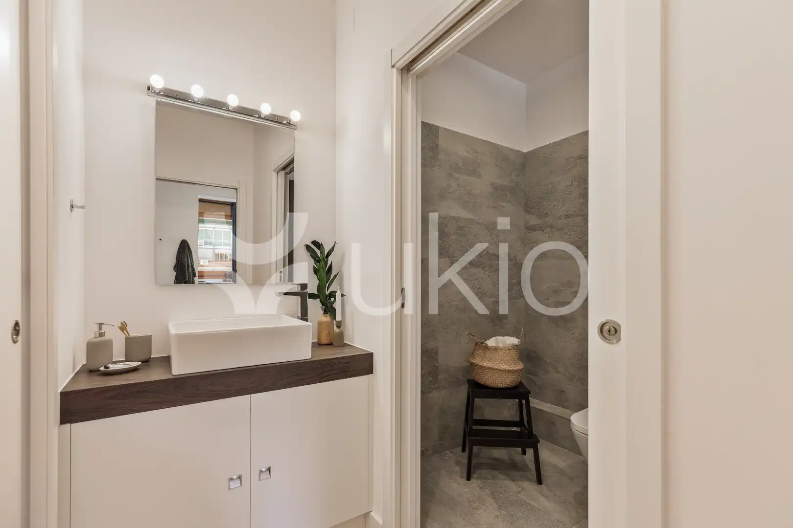 Bany de Apartament de lloguer en Barcelona amb Aire condicionat, Calefacció i Moblat
