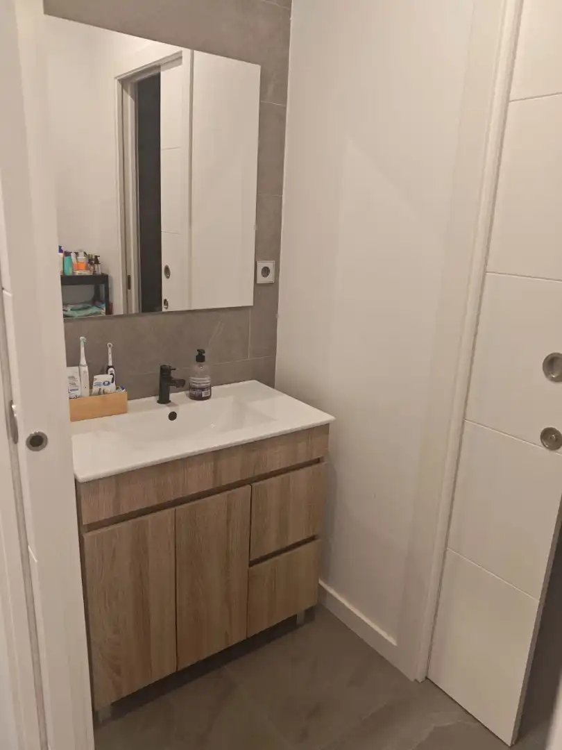 Badezimmer von Erdgeschoss zur Miete in Cornellà de Llobregat mit Klimaanlage, Heizung und Möbliert