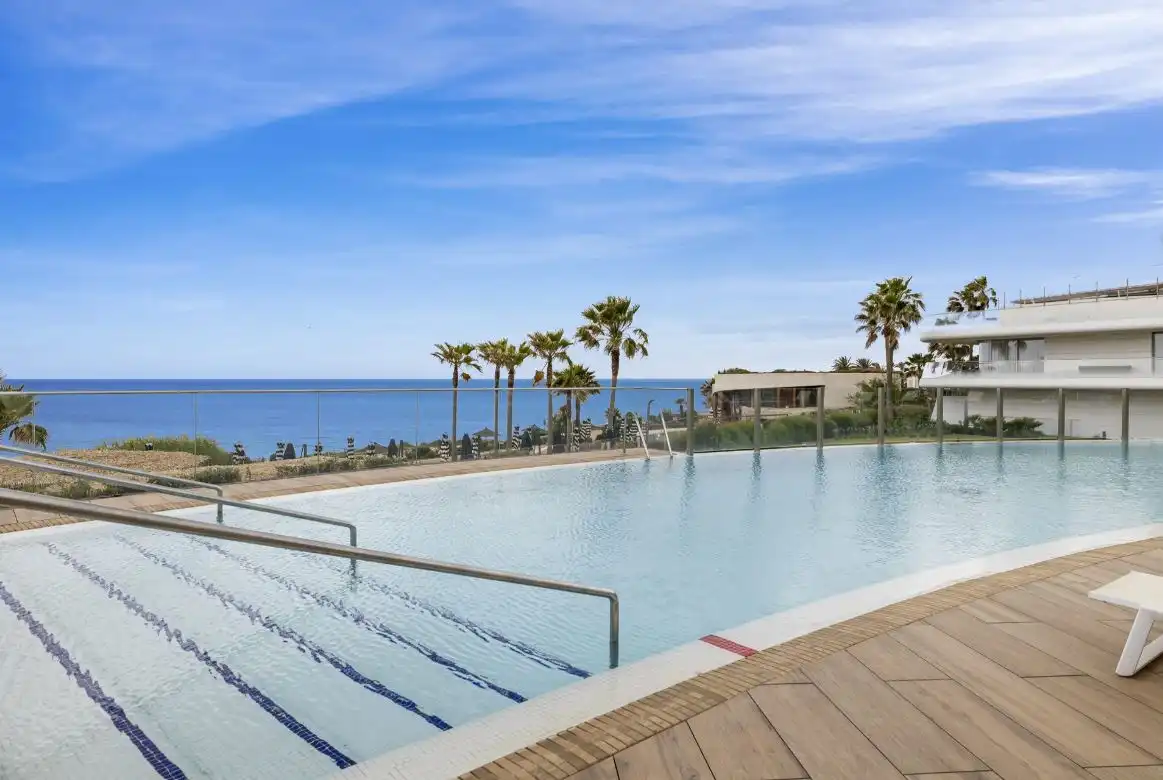 Piscina de Apartament en venda en Estepona amb Aire condicionat, Calefacció i Jardí privat