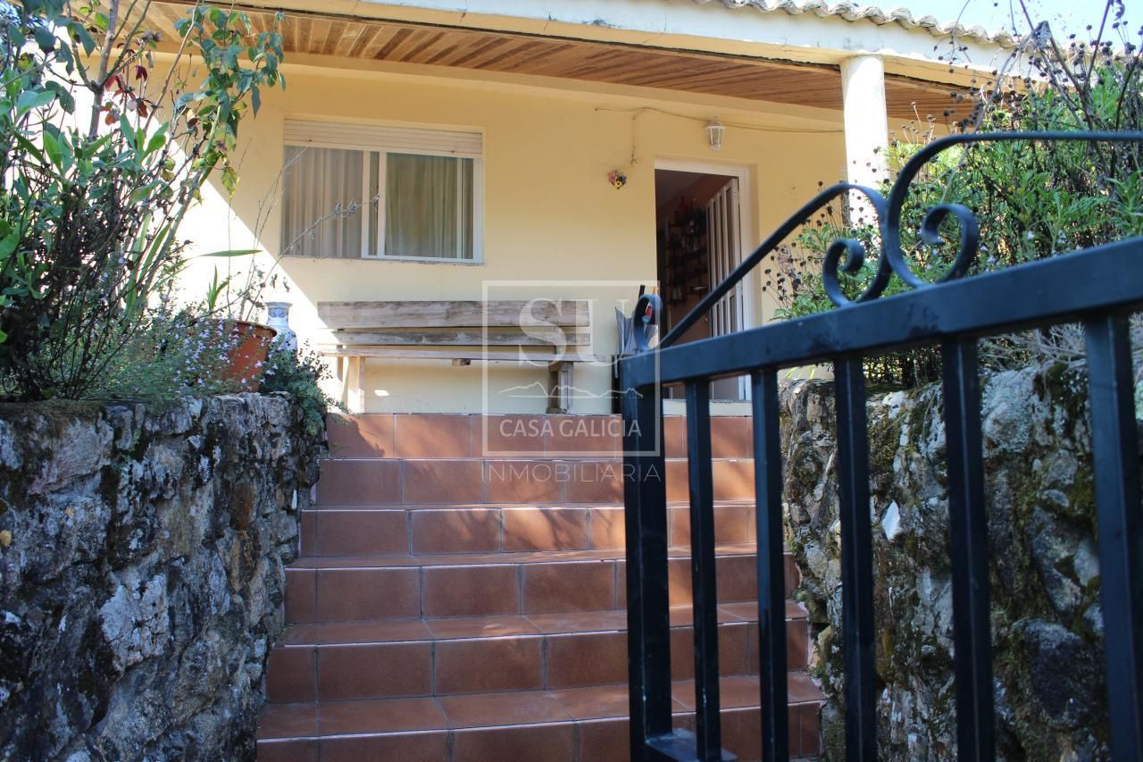 Vista exterior de Casa o xalet en venda en Nigrán amb Jardí privat i Moblat