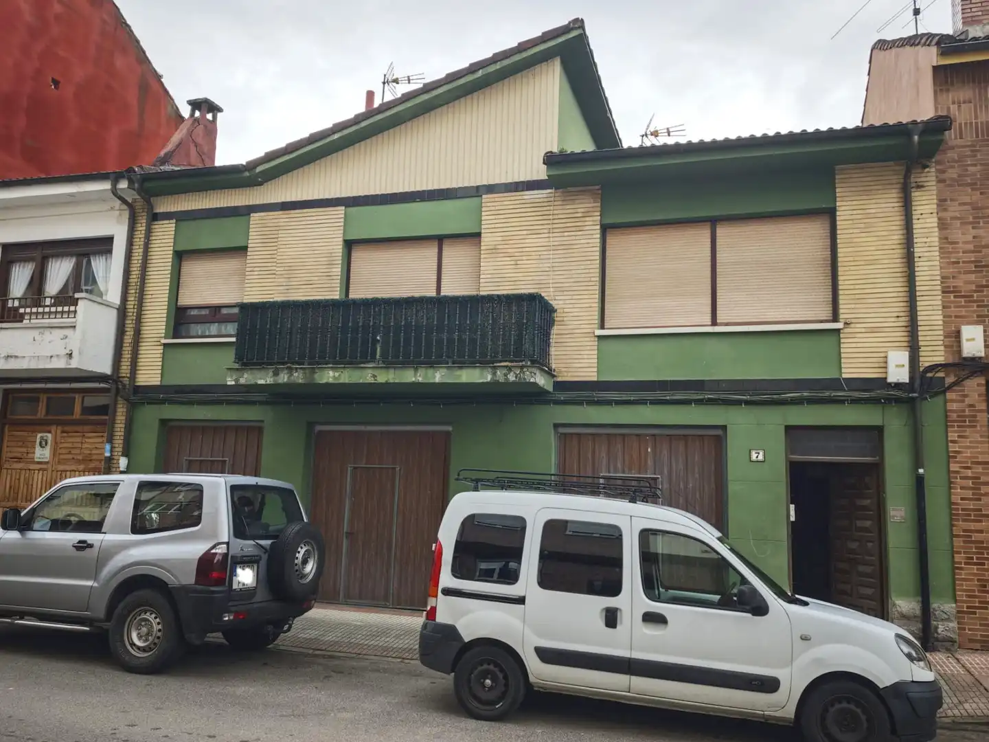 Vista exterior de Casa adosada en venda en Aller amb Calefacció, Parquet i Terrassa