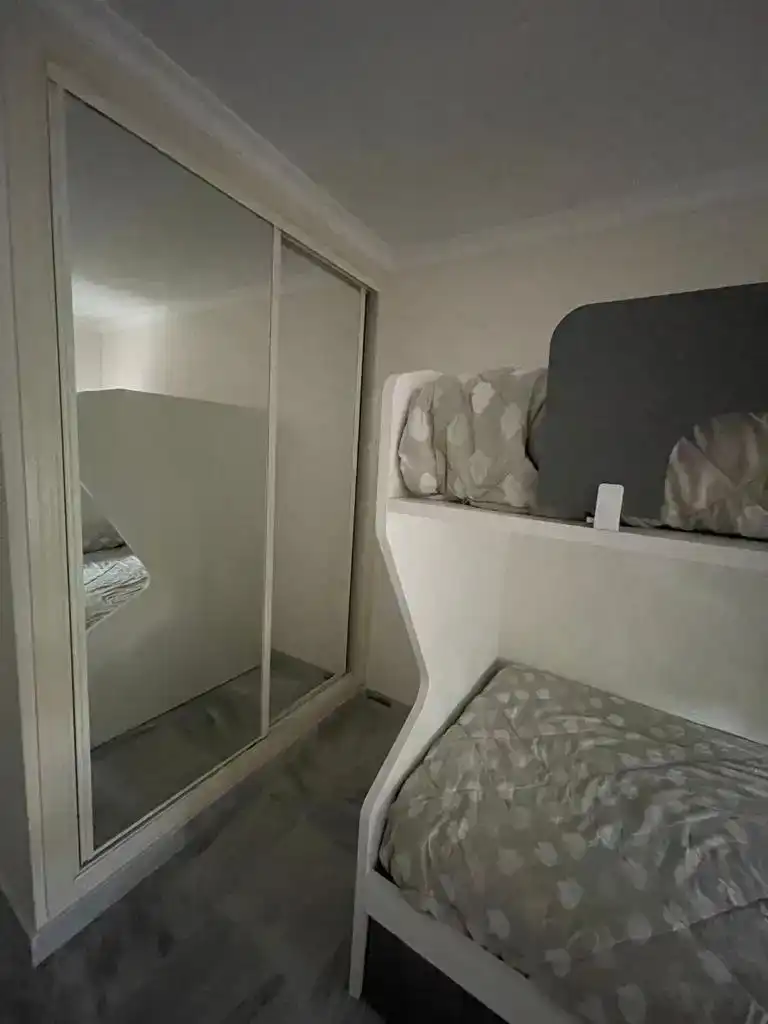 Schlafzimmer von Wohnungen zur Miete in Marbella mit Klimaanlage, Schwimmbad und Balkon