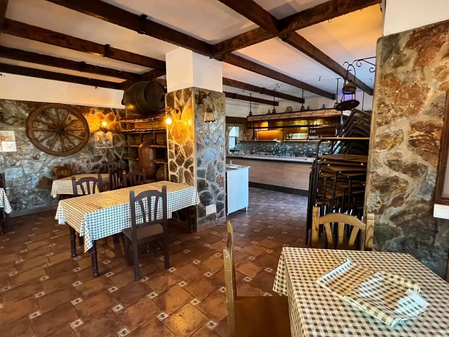 Local de alquiler en Estepona con Terraza