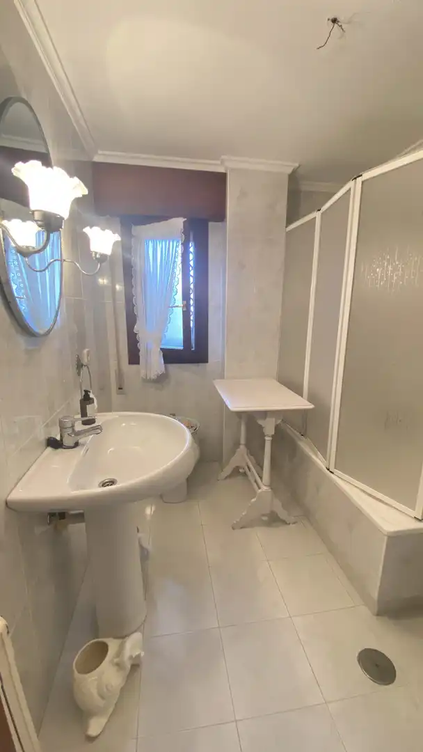 Badezimmer von Wohnung zum Verkauf in Santander mit Heizung, Privatgarten und Terrasse