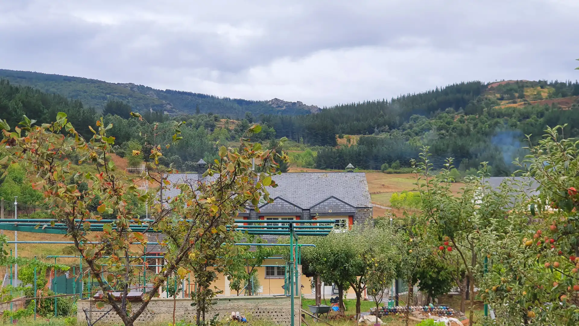Vista exterior de Casa o chalet en venta en Vega de Espinareda con Calefacción, Jardín privado y Terraza