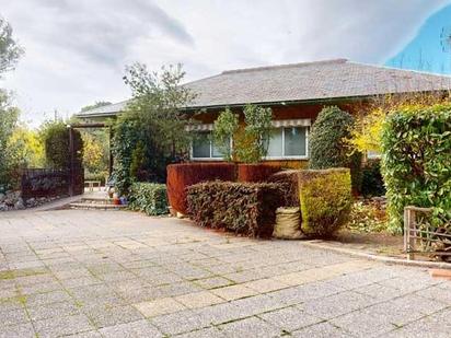 Vista exterior de Casa o xalet en venda en La Muela amb Aire condicionat, Calefacció i Jardí privat