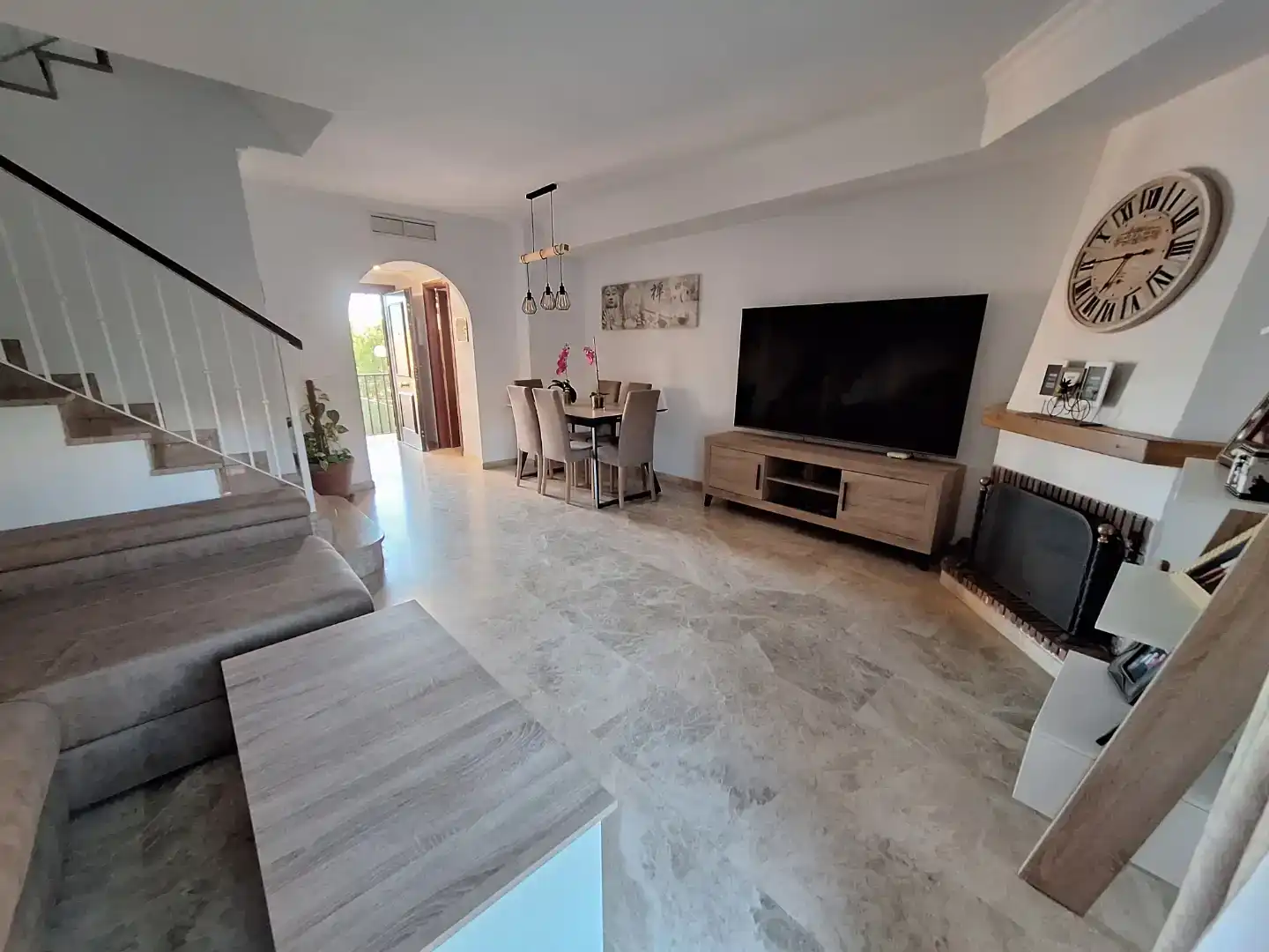 Sala de estar de Casa adosada en venta en Marbella con Jardín privado, Balcón y Piscina comunitaria