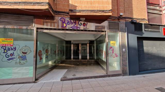 Local comercial en Alquiler en Calle Valentín Calderón en Centro