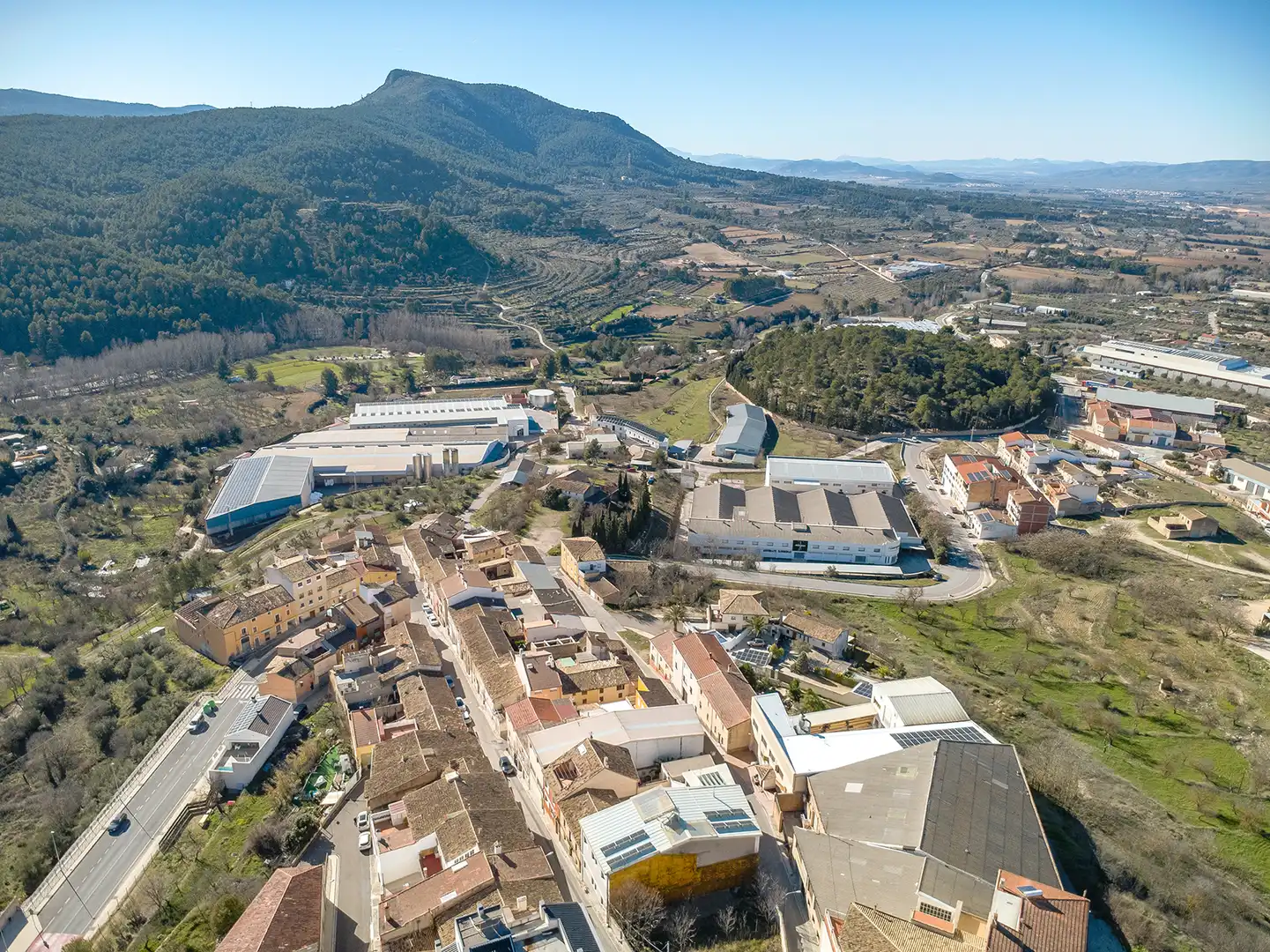Vista exterior de Casa adosada en venda en Banyeres de Mariola amb Aire condicionat, Traster i Piscina