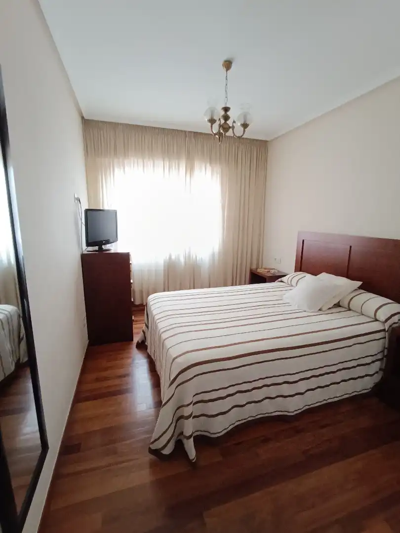 Schlafzimmer von Wohnungen zum Verkauf in Pontevedra Capital  mit Heizung, Parkett und Abstellraum