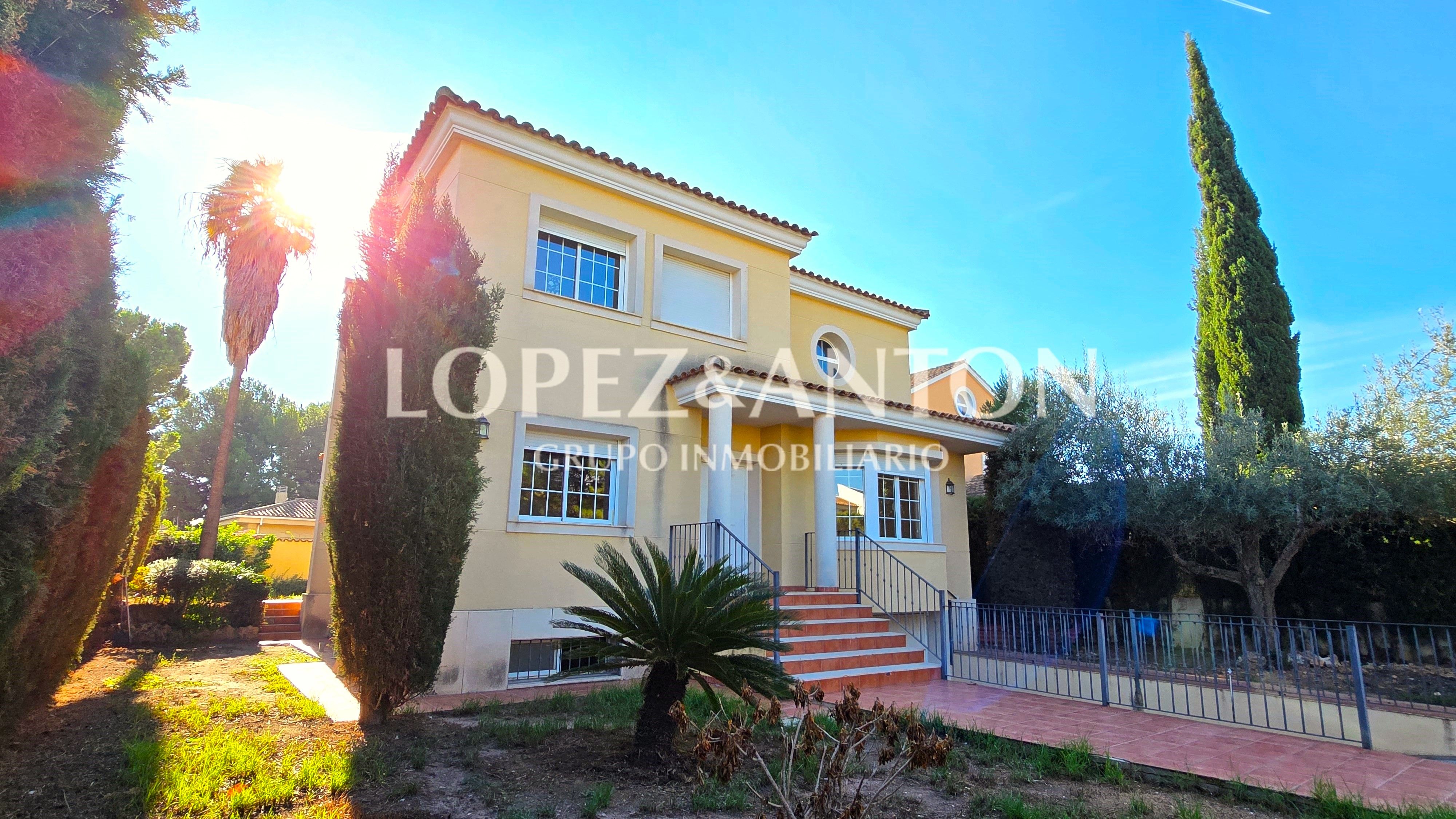 Exterior view of House or chalet for sale in L'Eliana  with Air Conditioner, Heating and Private garden