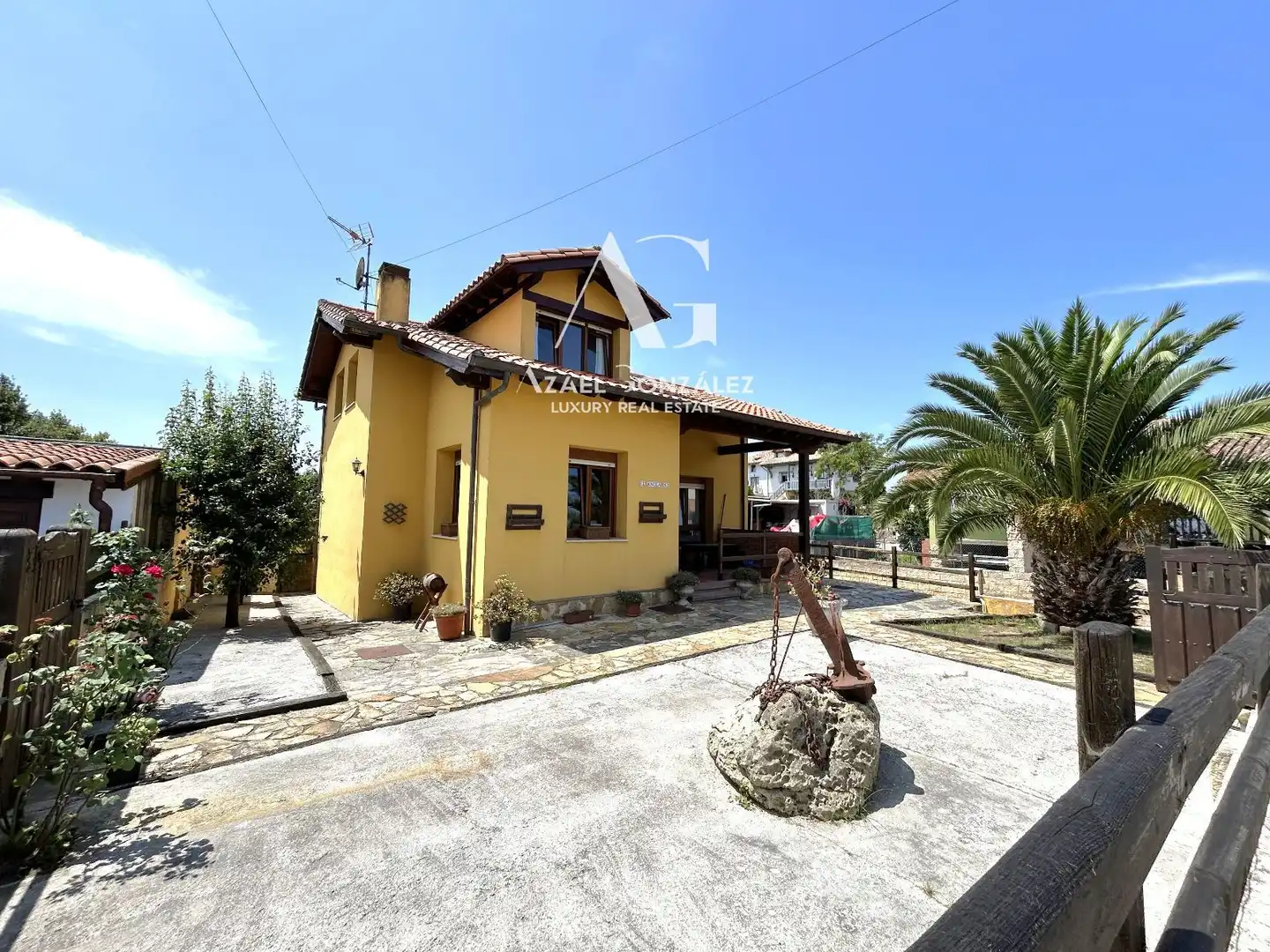 Vista exterior de Casa o xalet en venda en San Vicente de la Barquera amb Calefacció, Jardí privat i Terrassa