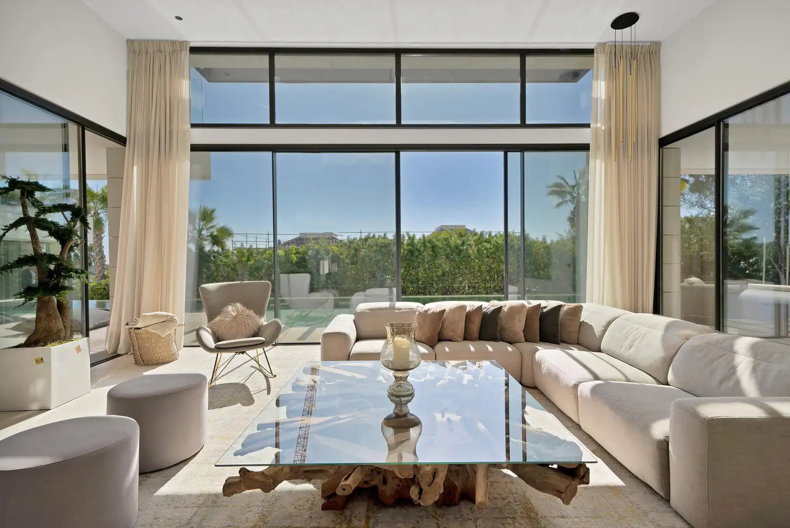 Sala de estar de Casa o chalet en venta en Marbella con Calefacción, Jardín privado y Terraza