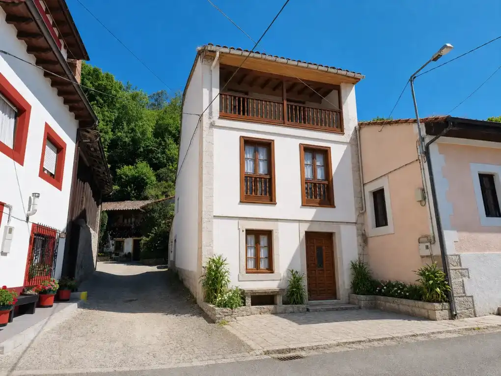 Vista exterior de Casa o xalet en venda en Llanes amb Jardí privat, Terrassa i Balcó
