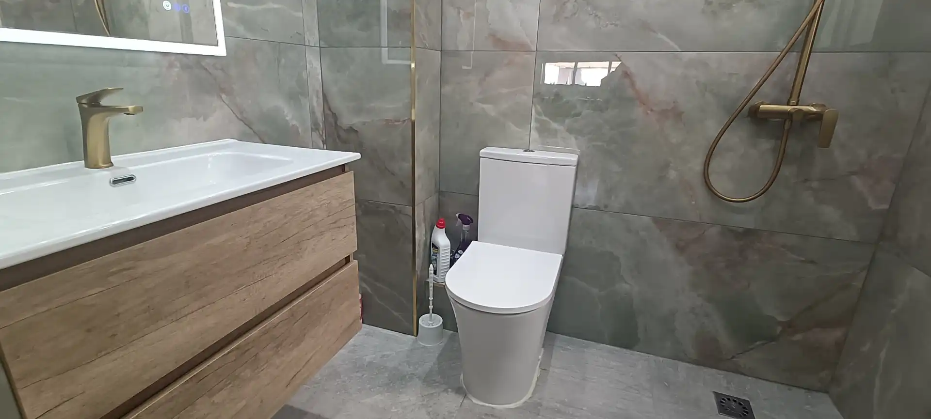 Bany de Pis en venda en Almansa amb Aire condicionat, Calefacció i Moblat