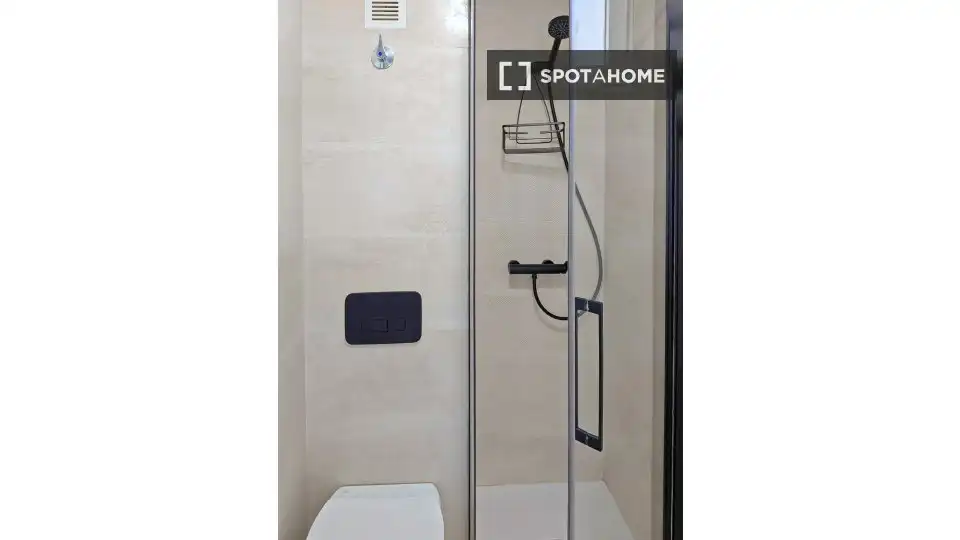Badezimmer von Wohnung zur Miete in Valencia mit Klimaanlage, Heizung und Möbliert
