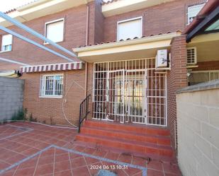 Vista exterior de Casa adosada en venda en Barcience amb Aire condicionat