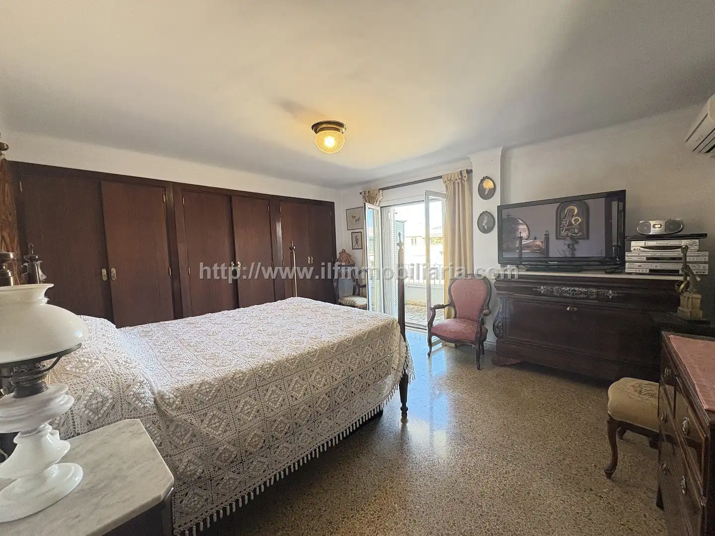 Schlafzimmer von Dachboden zum Verkauf in  Palma de Mallorca mit Klimaanlage, Terrasse und Fernseher