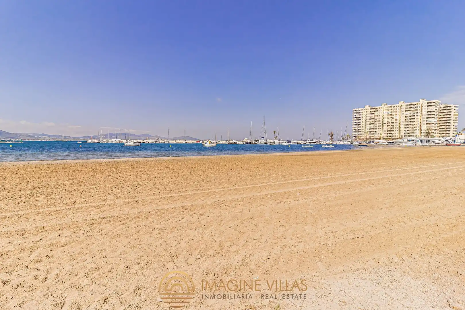 Vista exterior de Àtic en venda en La Manga del Mar Menor amb Terrassa, Traster i Piscina comunitària