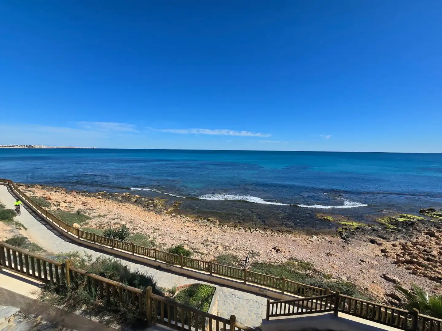 Vista exterior de Casa o xalet en venda en Orihuela amb Aire condicionat, Calefacció i Jardí privat