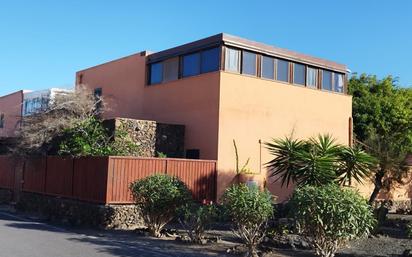 Exterior view of Duplex for sale in La Oliva